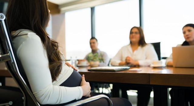 La contratación de una mujer embarazada de 6 meses no constituye en sí misma un indicio de fraude para la obtención de prestaciones de la seguridad social. Imagen de una mujer embarazada en una entrevista de trabajo