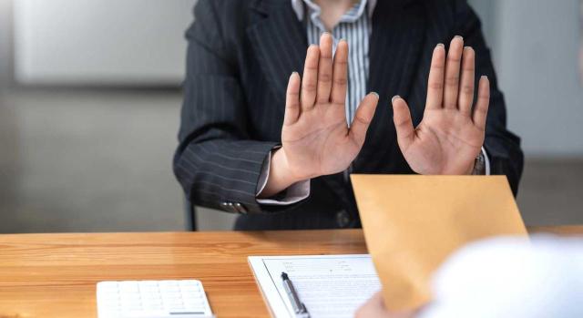 Despido por causas objetivas como consecuencia de la pérdida de una partida presupuestaria Despido objetivo. Ofrecimiento de improcedencia y readmisión planteado por la empresa en conciliación. La no aceptación por el trabajador no vincula a la empleadora, que puede luego discutir válidamente la procedencia del despido. Imagen de unas manos levantadas por negociación de soborno