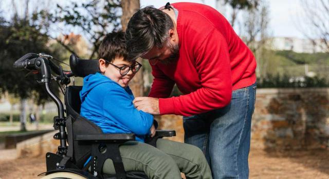 Las condiciones de empleo y de trabajo deben adaptarse para permitir que estos padres se ocupen del cuidado de sus hijos sin correr el riesgo de sufrir discriminación indirecta Discriminación en el trabajo: la protección de los derechos de las personas con discapacidad contra la discriminación indirecta se hace extensiva a los padres de niños con discapacidad. Imagen de un padre con su hijo discapacitado en silla de ruedas en el parque