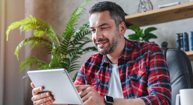 Normativa autonómica general y convocatorias de ayudas (del 1 al 15 de septiembre de 2021). Imagen de hombre de mediana edad usando una tablet