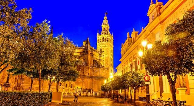 Normativa de las CCAA. Imagen de la plaza de la ciudad de Sevilla 