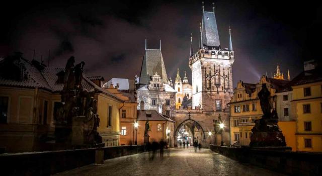 Normativa de las Comunidades Autónomas. Imagen nocturna de un castillo de Pragra