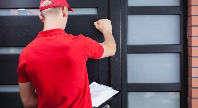 Notificación despido; burofax; Dies a quo; caducidad. Imagen de un hombre llamando a la puerta