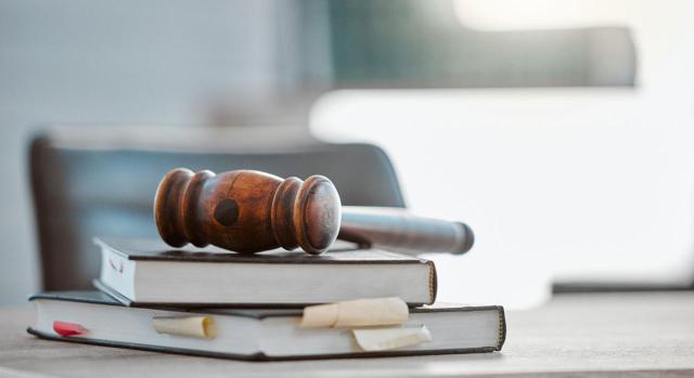 Sentencia que no declara probado ningún hecho vinculado con las pretensiones deducidas en el proceso. ¿Qué ocurre cuando gran parte de los hechos están basados en la valoración de la prueba testifical? Imagen de un mazo sobre unos libros en un escritorio