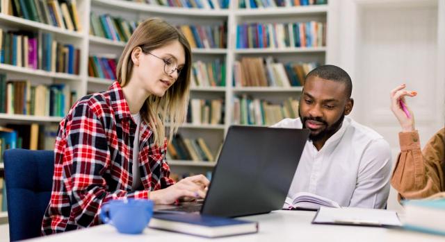 orden social de la jurisdicción es competente para decidir si el personal investigador posdoctoral tiene derecho a cobrar íntegramente las ayudas Margarita Salas y María Zambrano sin detracción de la cuota patronal. Imagen de unos universitarios estudiando en una biblioteca