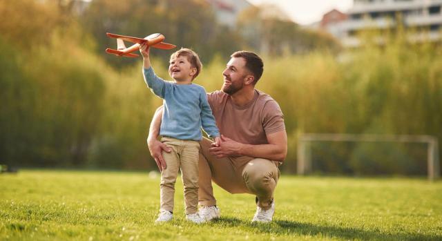 Conciliación de la vida familiar y laboral. Derecho a que el permiso parental sea retribuido JS. Los trabajadores del sector privado también tienen derecho a que el permiso parental sea retribuido. Imagen de un padre con su hijo jugando en la calle con un avioncito