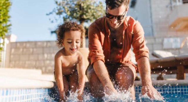 Permiso parental. Derecho a que su disfrute discontinuo sea inferior a una semana y a que se compute para la determinación de la duración de las vacaciones El permiso parental del artículo 48 bis del ET computa para la determinación de la duración de las vacaciones como tiempo de trabajo efectivo. Imagen de un hombre jugando en la piscina con su hijo