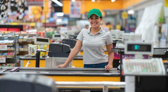 Plan anual para el fomento del empleo digno (PAFED) 2023. Imagen de mujer joven en puesto de cajera de supermercado 