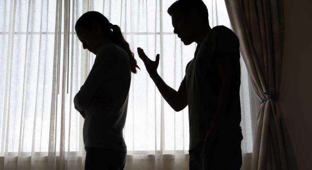 Pensión de viudedad. Separación o divorcio anterior a la LO 1/2004: la mera existencia de una denuncia policial, aunque luego no constara su seguimiento, constituye un sólido indicio de existencia de violencia de género. Imagen de una pareja discutiendo en blanco y negro