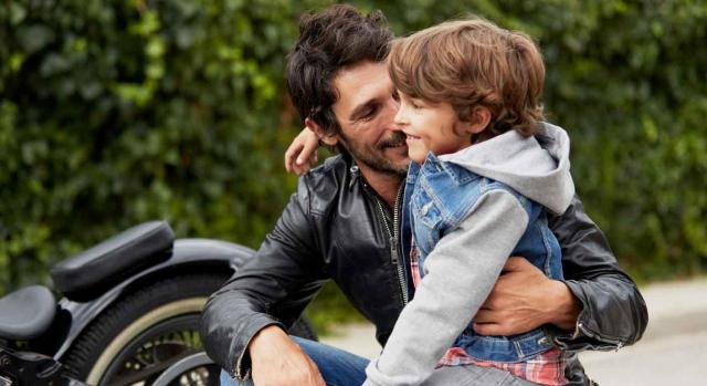 Paternidad despido. Padre abraza y mira con cariño a su hijo