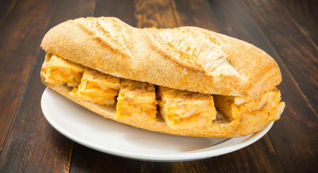 El disfrute de la pausa para el bocadillo no puede supeditarse a que la actividad lo permita. Imagen de un bocadillo de tortilla de papata