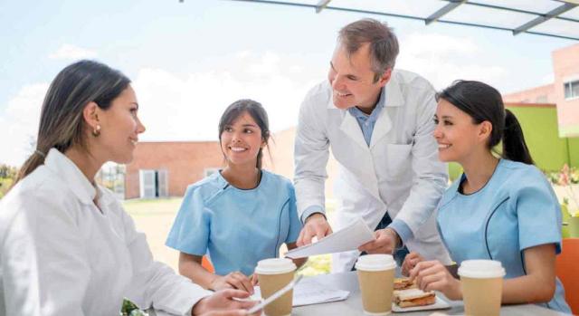 Residencias de la tercera edad; aseo personal; pausa para el bocadillo. Cuatro sanitarios hacen un descanso en la cafetería y se toman un café