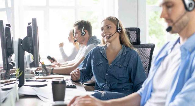 Pausas de los trabajadores de "Contact Center". Empleados de Contact Center en su puesto