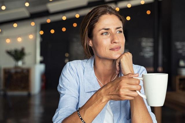 Prestaciones en favor de familiares. Imagen de una chica tomándose un café