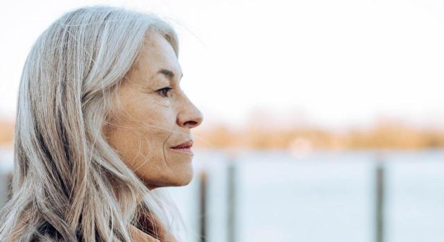 La pensión de gran invalidez no tiene autonomía propia. Imagen de mujer de edad madura mirando al infinito