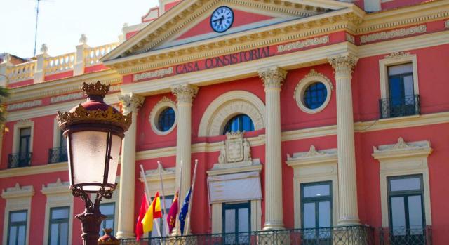 La infracotización de la empresa no debe perjudicar al trabajador. Imagen de la fachada del Ayuntamiento de Murcia