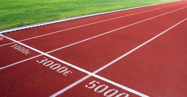 Acrecimiento por resolución de la pensión de viudedad con la parte que venía percibiendo el cónyuge histórico divorciado, una vez que se produce su fallecimiento. Imagen de una pista de atletismo con dinero pintado en el suelo