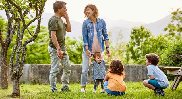 Diferencia de trato en perjuicio del matrimonio. Imagen de padres sonrientes con los niños en el parque