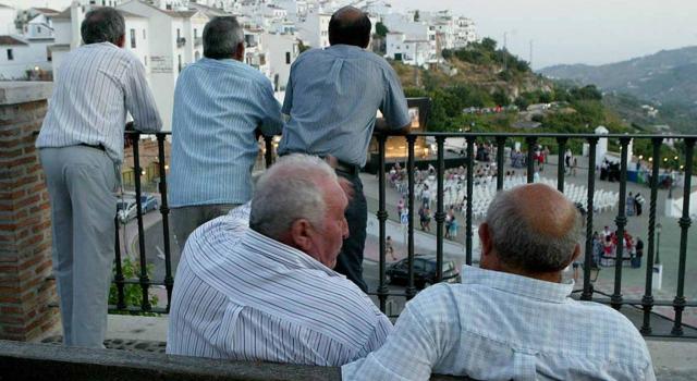 Revalorización de las pensiones públicas. Imagen de varios pensionistas charlando