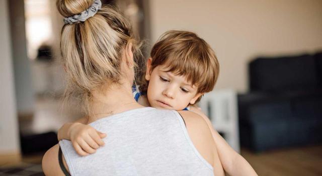 No se encuentra en situación legal desempleo la trabajadora en excedencia por cuidado de hijos que suscribe un contrato temporal de corta duración con otra empresa y, a su finalización, no insta el reingreso. Imagen de un niño en brazos de su madre con cara triste