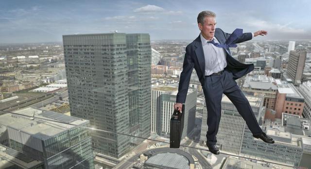 periodo de prueba; nulidad; validez; según convenio. Imagen de un hombre haciendo equilibrio en un edificio