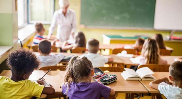 La escolarización del menor no es obstativa La escolarización del menor no es obstativa. Vista trasera de una clase de primaria