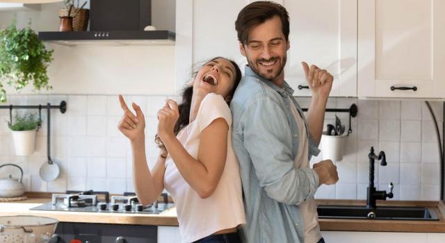 La pareja de hecho legalmente constituida conforma un nuevo modelo de familia aceptado a nivel social. Imagen de pareja joven alegre en una cocina