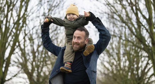 El padre tendrá derecho a las semanas de permiso que correspondan según la ley en ese momento El padre tendrá derecho a las semanas de permiso que correspondan según la ley en ese momento. Padre con su hijo a hombros dando un paseo por el parque
