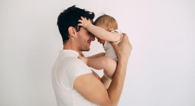 Permiso por nacimiento de hijo. Foto de un padre con su hijo en brazos
