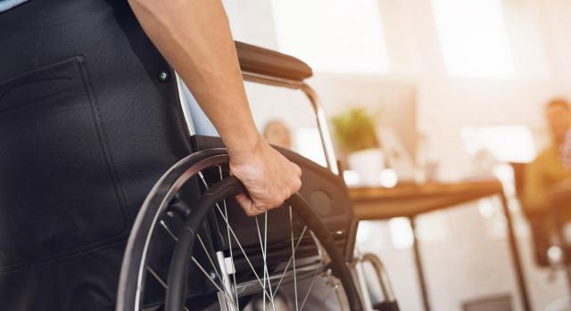 Persona discapacitada en silla de ruedas