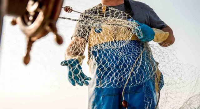 RETM; jubilación anticipada; coeficientes reductores. Pescador recogiendo las redes.