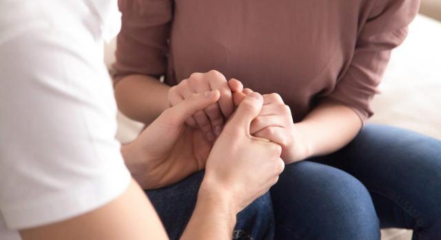 Una persona dando la mano a otra para animarla por la pérdida de un ser querido