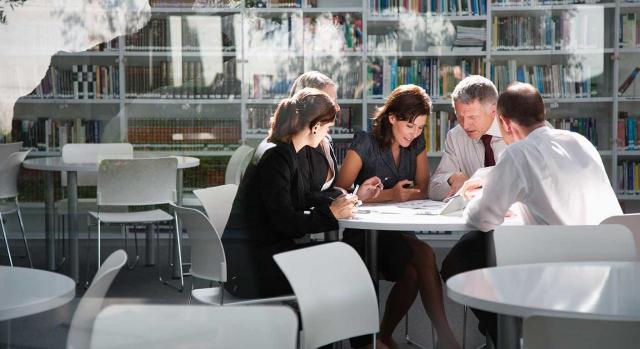 Planes de igualdad; comisiones ad hoc. Imagen de una reunión de empresarios