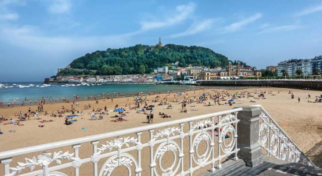 Despido disciplinario de trabajador fijo discontinuo (socorrista). Imputación de desperfectos causados en el material propiedad de la empresa y ofensas verbales Despido disciplinario de trabajador fijo discontinuo. ¿Son válidos los intentos de notificación que se efectúan meses después del cese de la actividad cíclica? Imagen de la playa de la Concha de San Sebastián