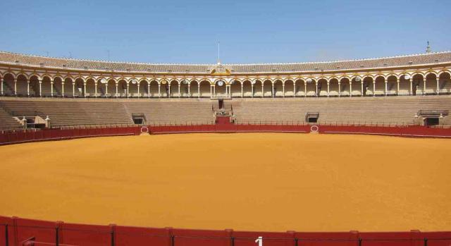 Prestación extraordinaria de desempleo; profesionales taurinos; artistas en espectáculos públicos. Imagen de una plaza de toros vacía