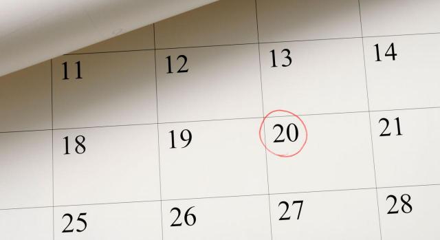El plazo de caducidad de veinte días para el ejercicio de acciones en materia de modificación sustancial de condiciones de trabajo se aplica igualmente cuando se impugna una decisión empresarial de carácter colectivo. Imagen de un calendario, señalando el día 20 en rojo