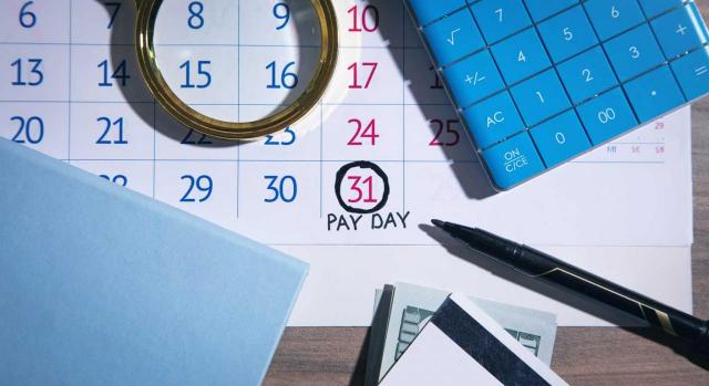 La Resolución de la TGSS tiene efectos a partir del 1 de junio de 2024. Imagen de calendario y bolígrafo rodeando fechas con el mismo