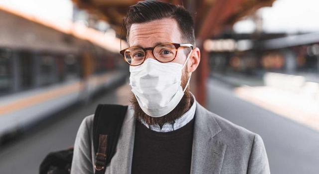 Plus transporte; crédito sindical. Imagen de un hombre con mascarilla