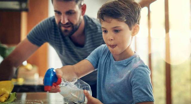 Prestación hijo erte Prestación hijo erte. Un padre y su hijo en casa compartiendo tareas