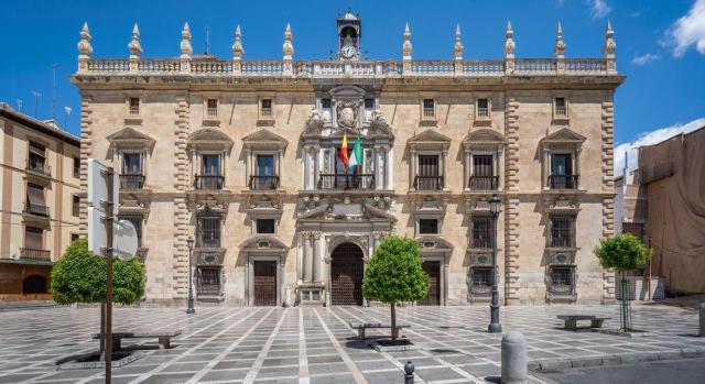 Para poder recurrir sentencias en materia de prestaciones periódicas de la Seguridad Social es preciso que la entidad gestora cumpla el requisito ineludible de inicio del pago de la prestación. Imagen del edificio de la Real Cancillería de Granada