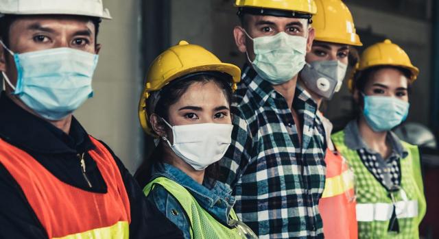 Prevención de riesgos sanidad. Imagen de trabajadores con mascarilla