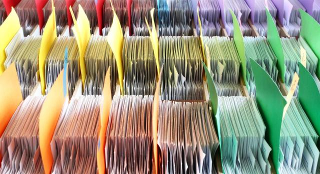 Registro de planes de igualdad: la autoridad laboral no puede efectuar un control de legalidad previo a su depósito. Imagen de muchos ficheras separados por separadores de colores