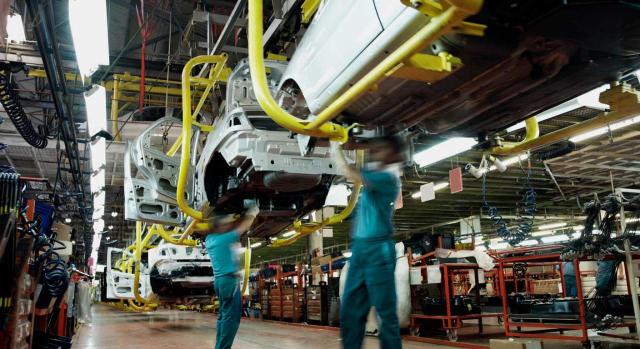 Mecanismo RED en automoción: prórroga para 2026. Imagen de la producción de una fábrica de coches