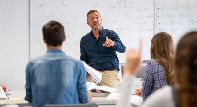 Personal docente e investigador laboral no permanente a tiempo parcial de las Universidades públicas de la Comunidad de Madrid Personal docente e investigador laboral no permanente a tiempo parcial de las Universidades públicas de la Comunidad de Madrid. Imagen de un profesor de secundaria dando clase