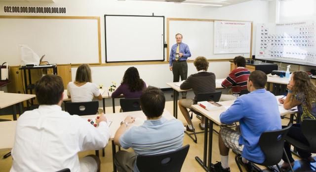 TS. Es laboral la relación que une a los profesores con las academias que imparten cursos de formación profesional ocupacional