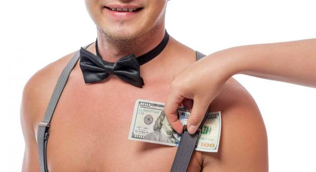 Prostitución voluntaria por cuenta ajena Prostitución voluntaria por cuenta ajena. Mano femenina pone dólares debajo del tirante de un hombre desnudo
