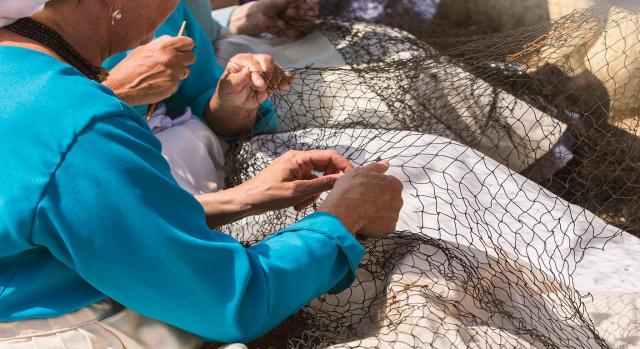 La protección social de las personas trabajadoras del sector marítimo-pesquero en la Ley 5/2023. Imagen de mujeres tradicionales que trabajan en redes de pesca artesanales