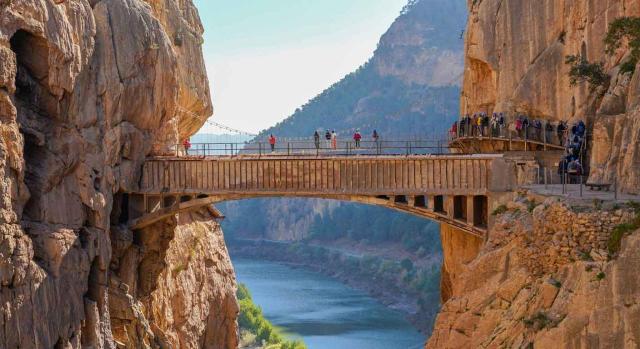 El traspaso de una empresa no puede constituir un motivo de despido. Caminito del Rey sobre río Guadalhorce