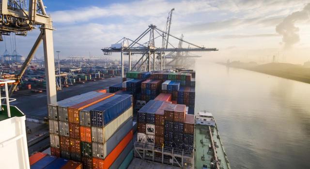 Por haber tardado en liberalizar el sector de los servicios portuarios de manipulación de mercancías, España es condenada a pagar una cantidad a tanto alzado de tres millones de euros 