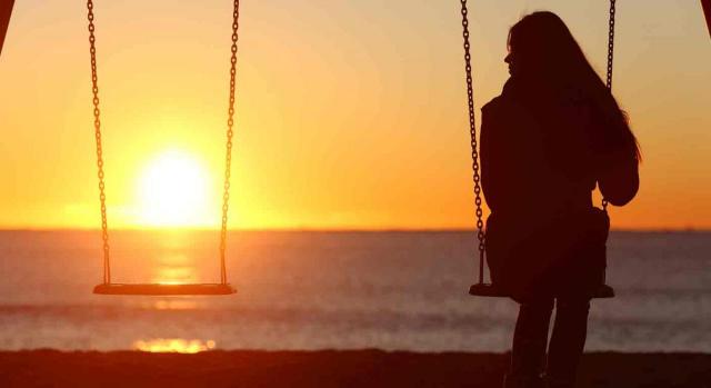 pensión de viudedad; parejas de hecho; confianza legítima; expectativa de derecho. Puesta de sol en la playa y una mujer sentada en un columpio